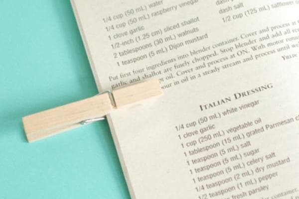 Réparer les pages d'un livre avec une pince à linge