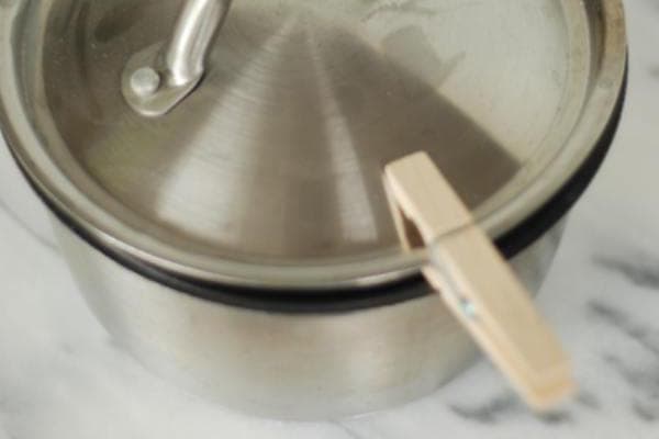 Pince à linge en bois sur le couvercle d'une casserole