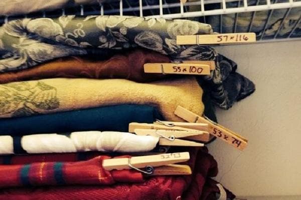 Morceaux de tissu marqués de pinces à linge