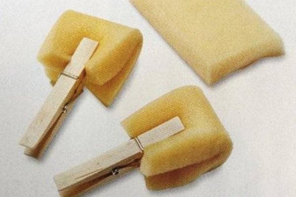 Un appareil fabriqué à partir de pinces à linge et de caoutchouc mousse au lieu d'un pinceau