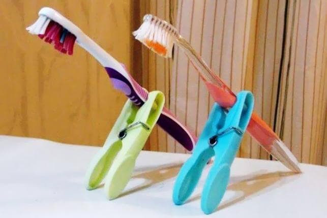 Des pinces à linge au lieu de porte-brosses à dents