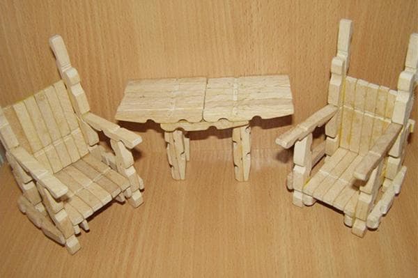 Meubles jouets fabriqués à partir de pinces à linge