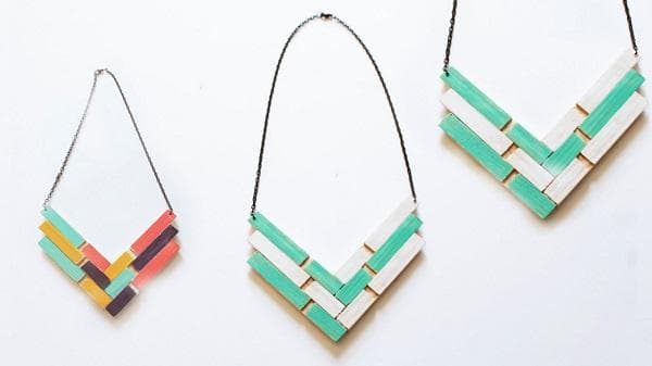 Collier composé de pinces à linge en bois