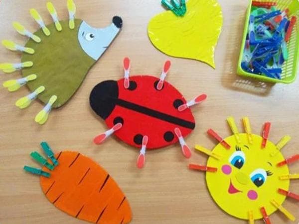 Jeux avec pinces à linge pour enfants