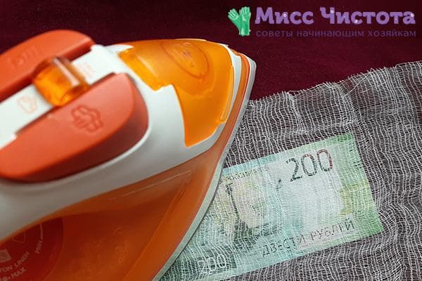 Désinfecter un billet de banque avec un fer à repasser