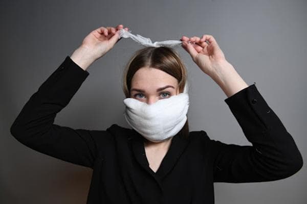 Femme en bandage de gaze de coton