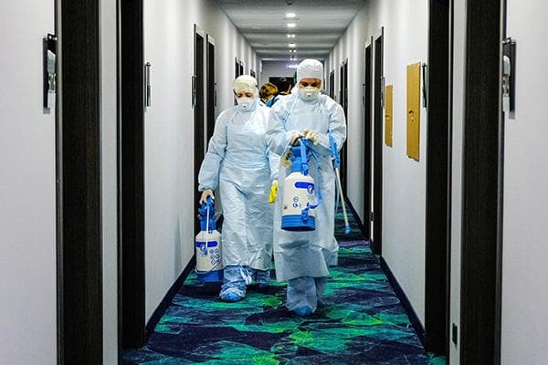 Désinfection d'un couloir d'hôtel