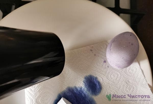 Sécher les œufs après coloration avec un sèche-cheveux