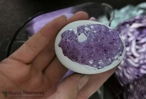Coloration des œufs avec de la mousse de chou