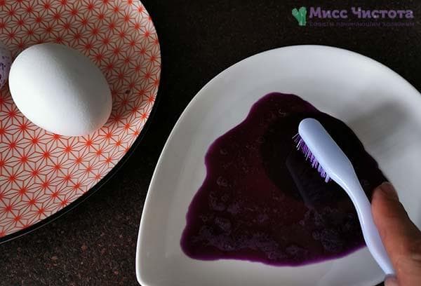 œuf dans un gâteau au jus