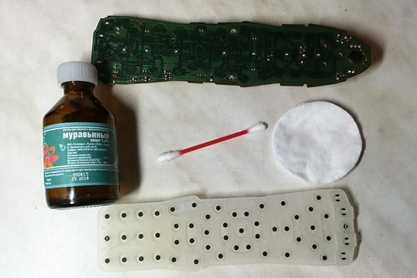 Planche et caoutchouc de contact de la télécommande et moyens pour les nettoyer