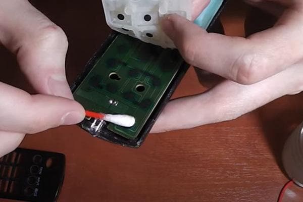 Nettoyage de la carte de la télécommande du téléviseur