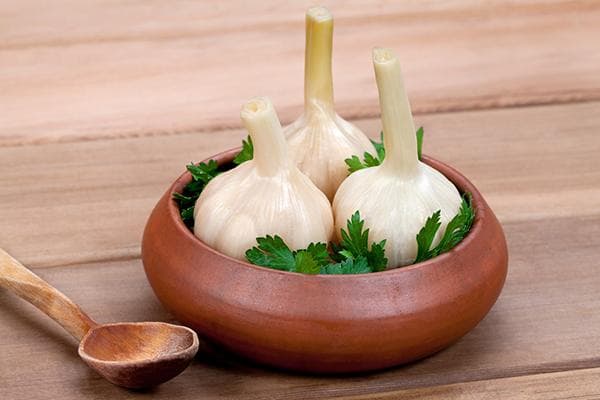 Ail mariné dans un bol en bois