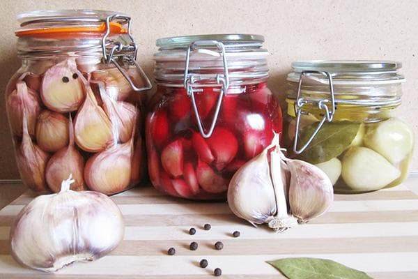 Pots d'ail mariné