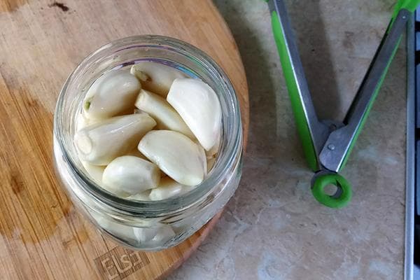 Gousses d'ail dans un bocal en verre