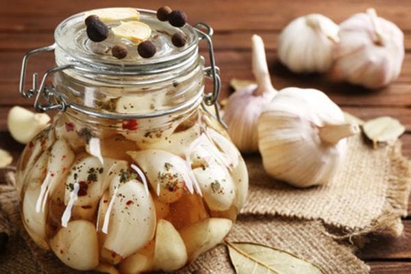 Gousses d'ail marinées