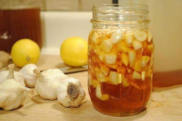 Ail dans une marinade citron-miel