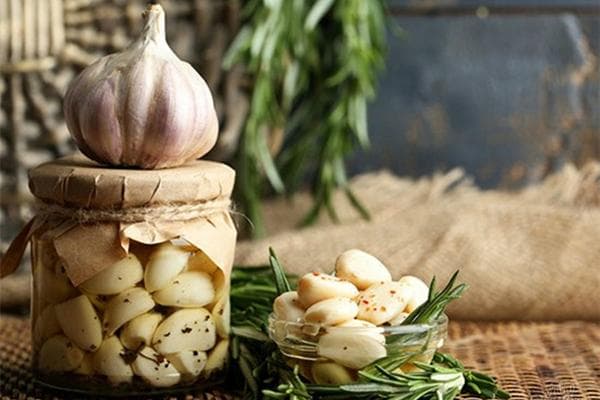 Ail mariné aux épices