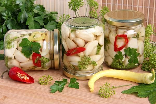 Préparer l'ail mariné pour l'hiver avec du poivre