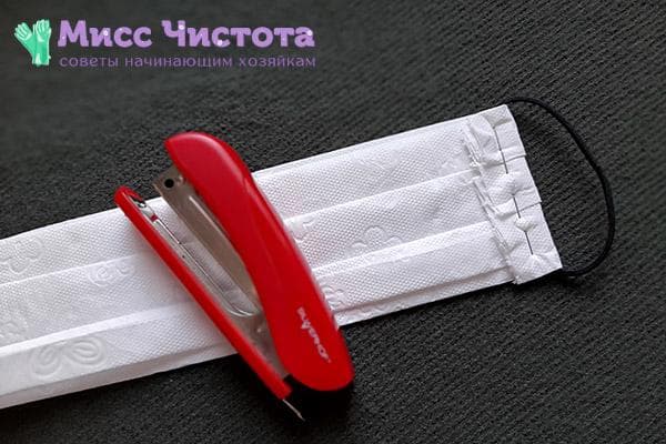 Attacher un élastique à un masque en papier toilette