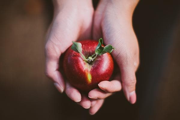 Pomme en mains