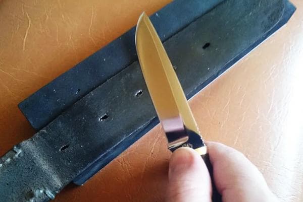 Finir un couteau avec une ceinture en cuir