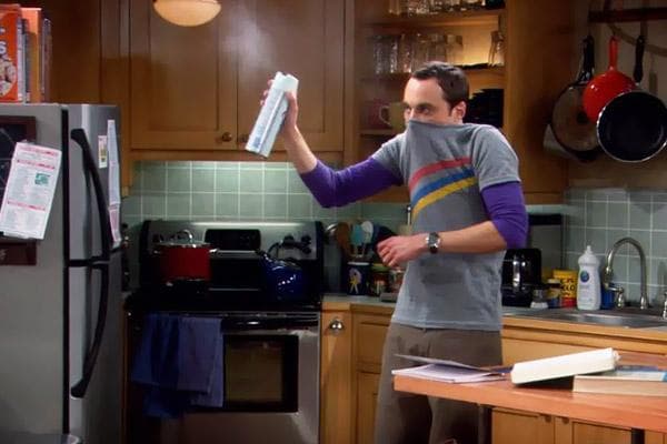 Sheldon Cooper pulvérise un spray désinfectant