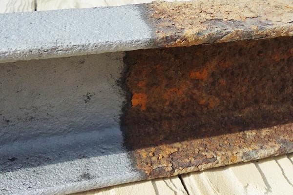 Enlever la rouille d'une poutre métallique - avant et après