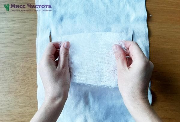 placez-y une fine couche de gaze ou de bandage, pliée 2 à 4 fois