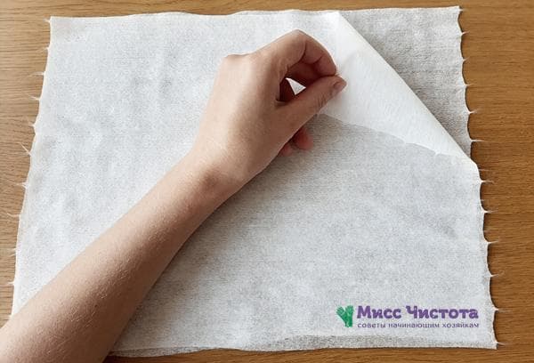 1. Nous déchirons deux serviettes du rouleau et les plaçons l'une sur l'autre.