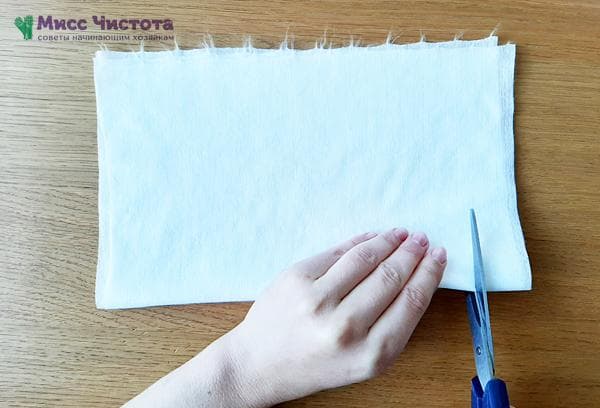 faire deux coupes avec des ciseaux