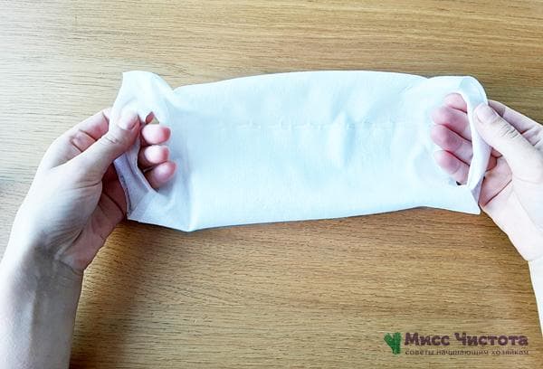 Le masque de protection fabriqué à partir d'une serviette est prêt.