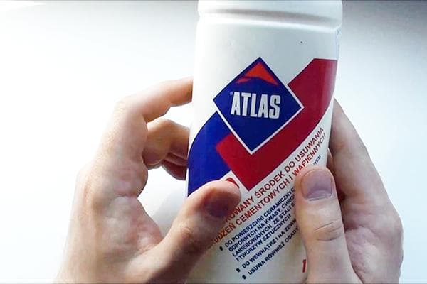 Agent chimique pour adoucir les traces de mortier de ciment