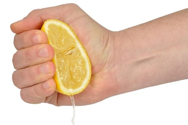 Presser le jus d'un demi citron