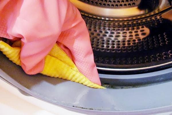 Nettoyer le joint en caoutchouc de la machine à laver