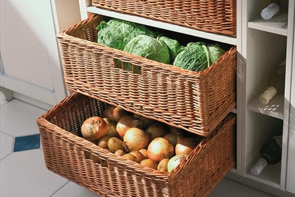 Légumes dans des caisses en osier