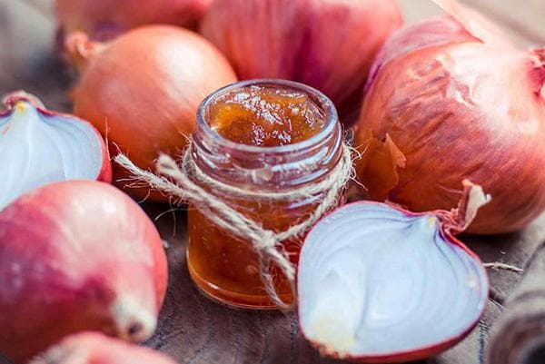 Pommade à base de graisse et de peaux d'oignon