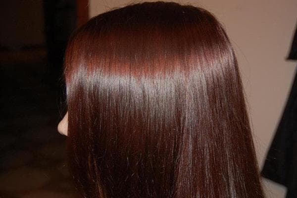 Cheveux teints avec des pelures d'oignons