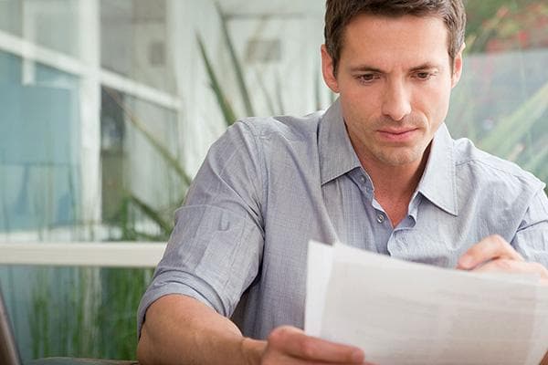 Homme avec reçu de service public