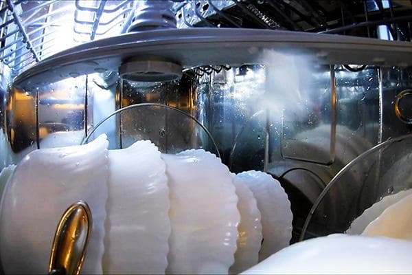 Travailler le lave-vaisselle de l'intérieur