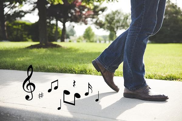 Les chaussures grincent en marchant