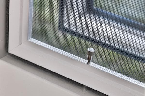 Fixation par piston de la moustiquaire