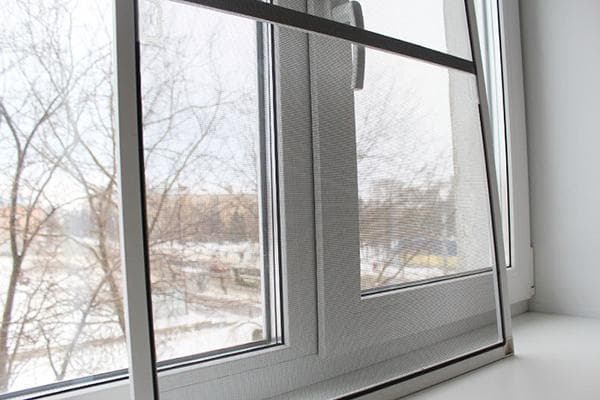 Moustiquaire retirée d'une fenêtre en plastique