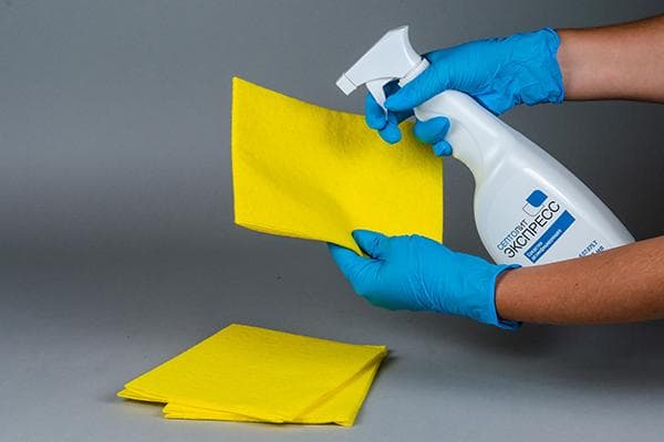 Utiliser un antiseptique et des lingettes