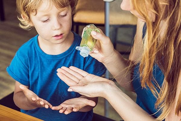 Utiliser un désinfectant pour les mains
