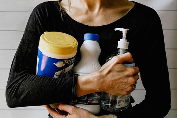 Femme avec des désinfectants dans les mains