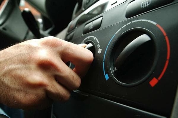 Séchage de l'intérieur de la voiture à l'aide de la climatisation
