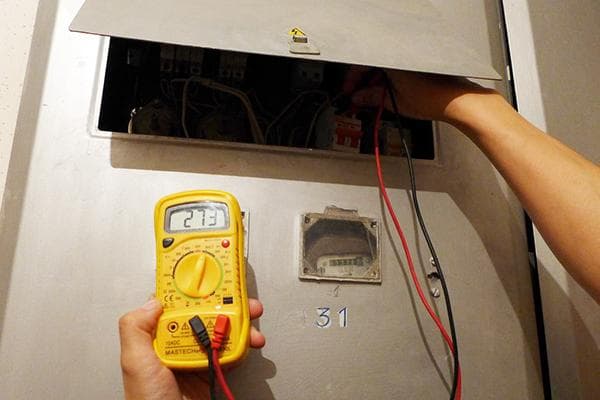 La tension saute dans l'appartement