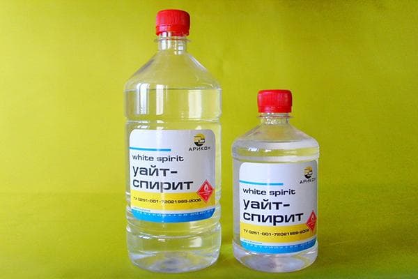 White spirit en bouteilles de différentes tailles