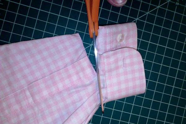 Couper un revers d'une manche de chemise